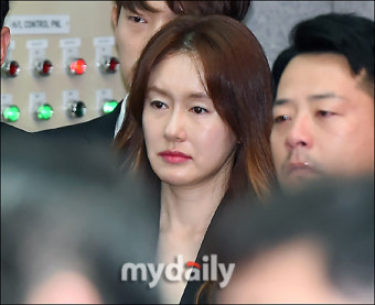 故 김주혁 영면에 들다…연인 이유영 배웅 속 발인 (종합)