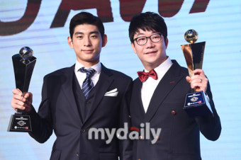 [MD포토] 양현종,이정후 '2017 프로야구 MVP와 신인상'