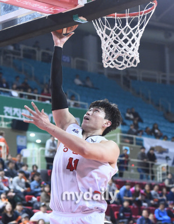 [MD포토] 오세근 '찬스는 잡는다'
