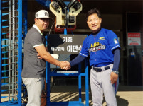 어느덧 11번째 이만수 전 감독, 정읍 이평중에 피칭머신 후원