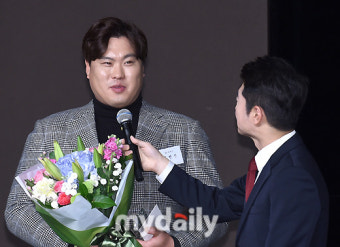 [MD포토] 류현진 '예비신부 배지현 아나운서 질문에 행복미소 만발'