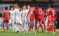 [MD포토] 남북축구 '날카로운 신경전'