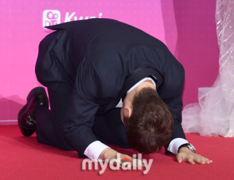 [MD포토] 전현무 '대상 감사 큰절 올려요'