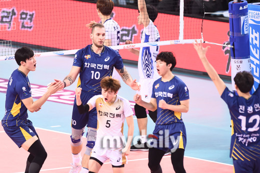 대한항공, 한국전력에 3-0 완파하며 선두 맹추격 완료