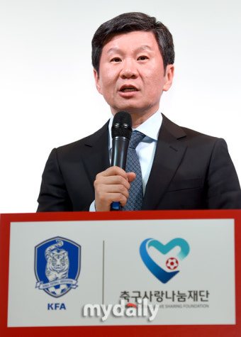 [MD포토] 정몽규 대한축구협회장 '축구팬 여러분, 새해 복 많이 받으세요'