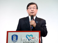 [MD포토] 이갑진 이사장 축구로 사랑 나눠요