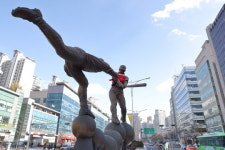 88 올림픽 조형물에 평창 공식상품 설치 프로모션