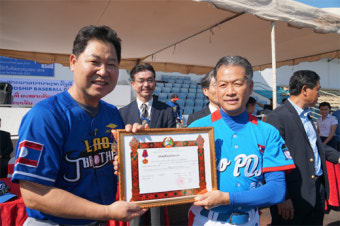 '야구 전파' 이만수 전 감독, 라오스 대통령 훈장 받았다