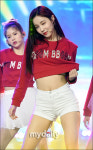 [MD포토] 모모랜드 연우, 상의 들어올리고 섹시한 윙크까지