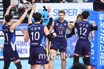 [MD포토] 기뻐하는 우리카드 '한국전력에 셧아웃 완승'