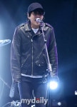 [MD포토]K-POP 콘서트 휘어잡는 YB밴드의 리더 윤도현의 열창
