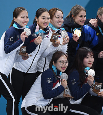 [MD포토] 여자 컬링 '은메달 손에 들고 찰칵'