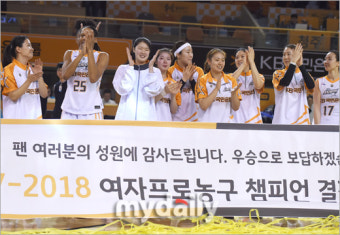 [MD포토] KB스타즈 '신한은행 꺾고 챔피언결정전 진출'