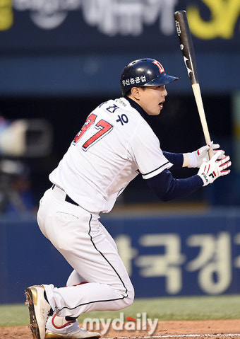 '박건우 결승포·6회 8득점' 두산, 한화 14-2 대파