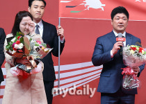 [MD포토] 이용 감독 부인 울린 감동 이벤트