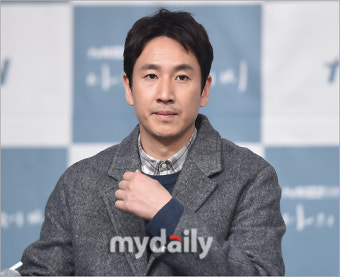 [MD포토] 이선균 '목에 우퍼가 달렸나'