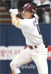 [MD포토] 임병욱 동점 8회말 첫 타자 2루타