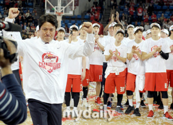 [MD포토] 문경은 감독 '우승 드디어 해냈어'