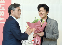 [MD포토] 곽진언 KBS 양승동 사장 축하받으며