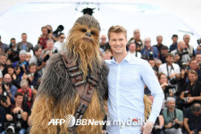 [여기는 칸] "요나스 수오타모X츄바카, 이색 투샷"…