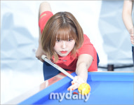 [MD포토] 오마이걸 미미 당구공 뚫을 기세의 집중력