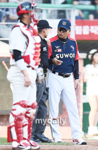 [MD포토] 김진욱 감독 '로하스 볼 맞은거 같은데'