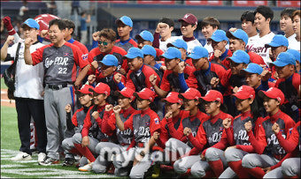 [MD포토] 이만수 부회장, '라오스 야구대표팀과 함께'