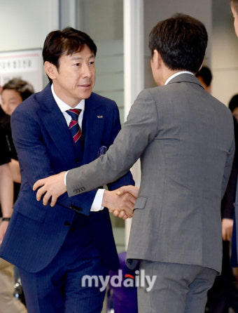[MD포토] 신태용 감독 '정몽규 대한축구협회장 격려받으며 귀국'