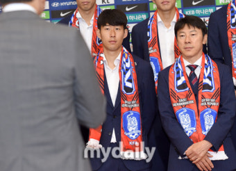 [MD포토] 신태용 감독-손흥민 '정몽규 대한축구협회장 환영사를 들으며'