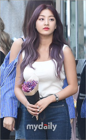 [MD포토] 트와이스 지효 '꽃과 머리컬러가 같네'