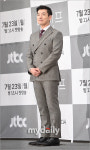 [MD포토] 조승우 공손한 자세로
