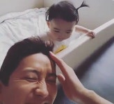소이현, 아빠 머리끄댕이 잡는 하은이...아빠는 그래도 허허 웃지요