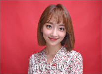[MD화보] 여기로 휴가가면 되겠어…표예진, 호수처럼 맑은 눈동자
