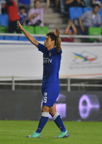 '3경기 연속 공격포인트' 염기훈, 수원팬 선정 7월 MVP