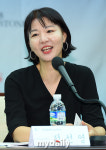 [MD포토] 상영작 소개하는 전선영 프로그래머
