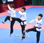 [MD포토] 남자태권도 단체전 금메달 향한 점프