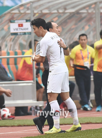[MD포토] 손흥민과 포옹하는 김학범 '캡틴 수고했어'