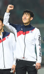 [MD포토] 기뻐하는 손흥민 '아빠! 금메달 먹었어요'