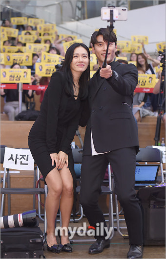 [MD포토] 손예진 현빈 '남는건 사진뿐'