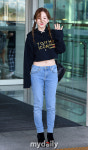 [MD포토] 태연 개미허리 드러내며 손인사