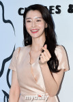 [MD화보] 땀인 줄 알았네…나라, 지나친 물광 탓 번쩍이는 피부