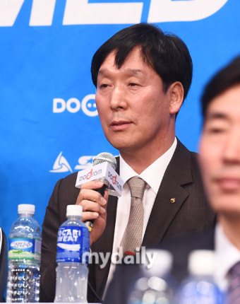 [MD포토] 우리카드 신영철 감독 '내년에는 앞자리 노립니다'