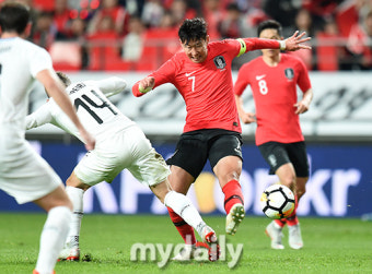 [MD포토] 손흥민 '힘든 자세로 끝까지 집중'
