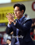 [MD포토] 박수치는 서동철 감독 출발이 좋아