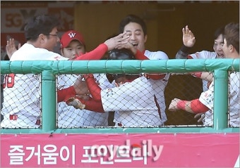 [KS 5차전] '김강민 결승 희생타' SK, 두산 4-1 제압…8년만의 KS 우승 -1승