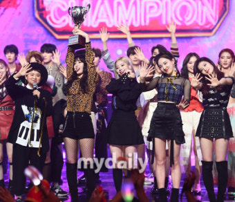 [MD포토] 트와이스 '쇼 챔피언 1위 등극'