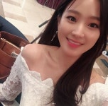 축구 여신 미소…주시은, 어깨 한쪽 드러낸 청순 드레스