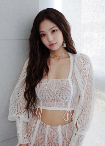 제니 '과감한 노출 망사 패션, 복근도 네크라인도 다 드러냈네'