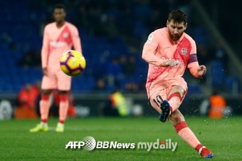 메시, 프리킥으로 2골...바르셀로나, 에스파뇰 4-0 대파