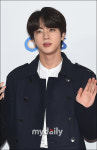 [MD포토] 방탄소년단 진, 훈훈한 손인사